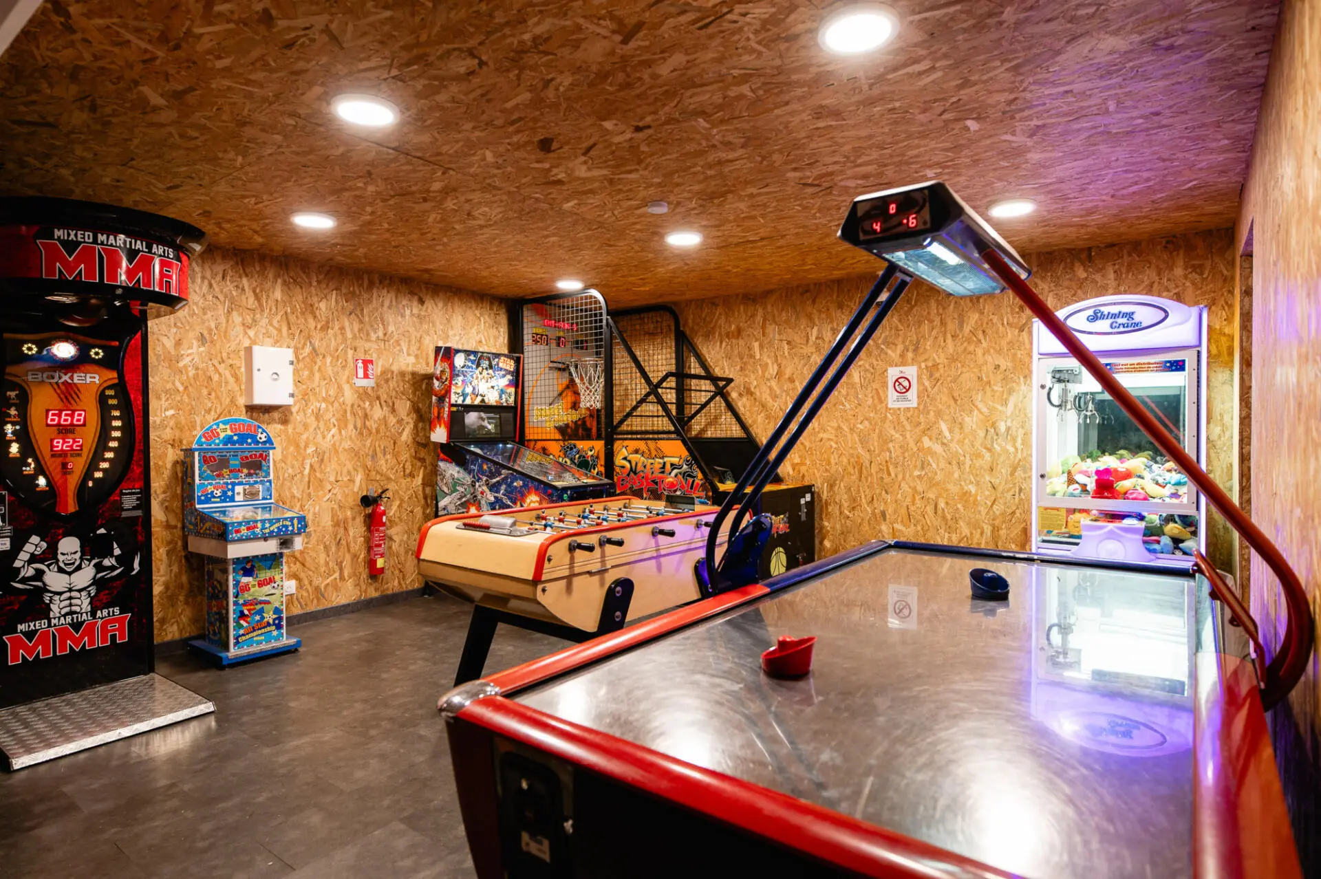 Salle de jeux et d'arcade au camping Le Tatiou